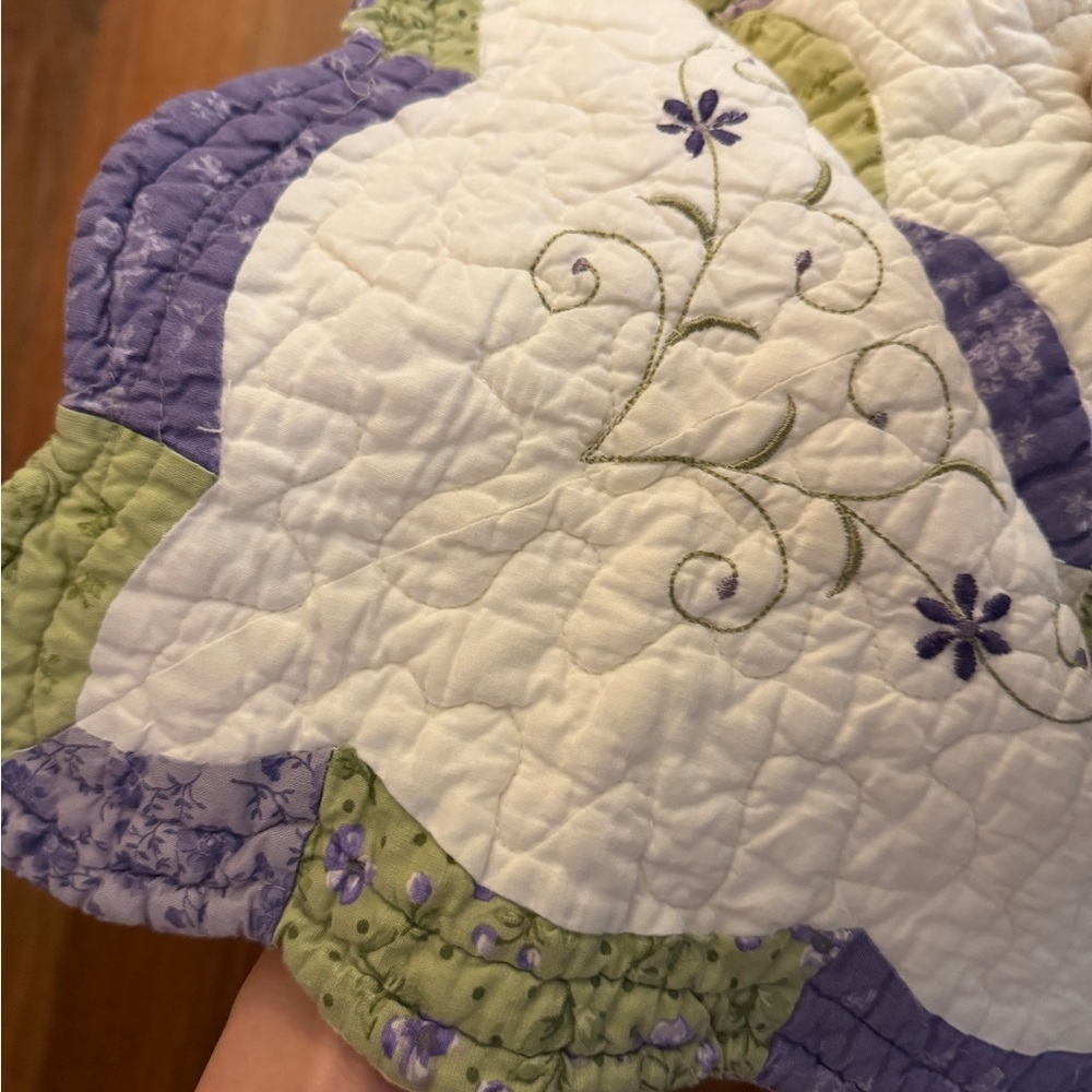 Elegant Vintage White and Purple Cottagecore Quilt - Picture 2 of 5